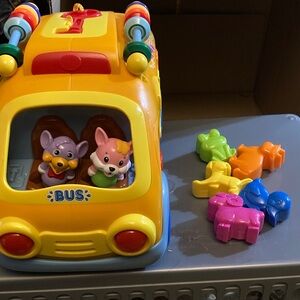 Bump ‘n Go HuiLe Toys Animal Bus shape-sorting toy